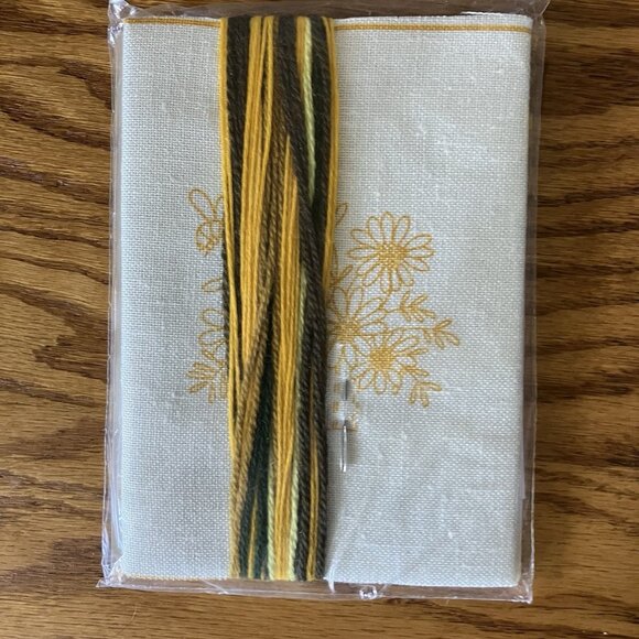 Jiffy 4x5 Crewel Kit & Frame Daisy Basket #225B ©1973 & Frame F-45 ©1974 NOS - Picture 3 of 12